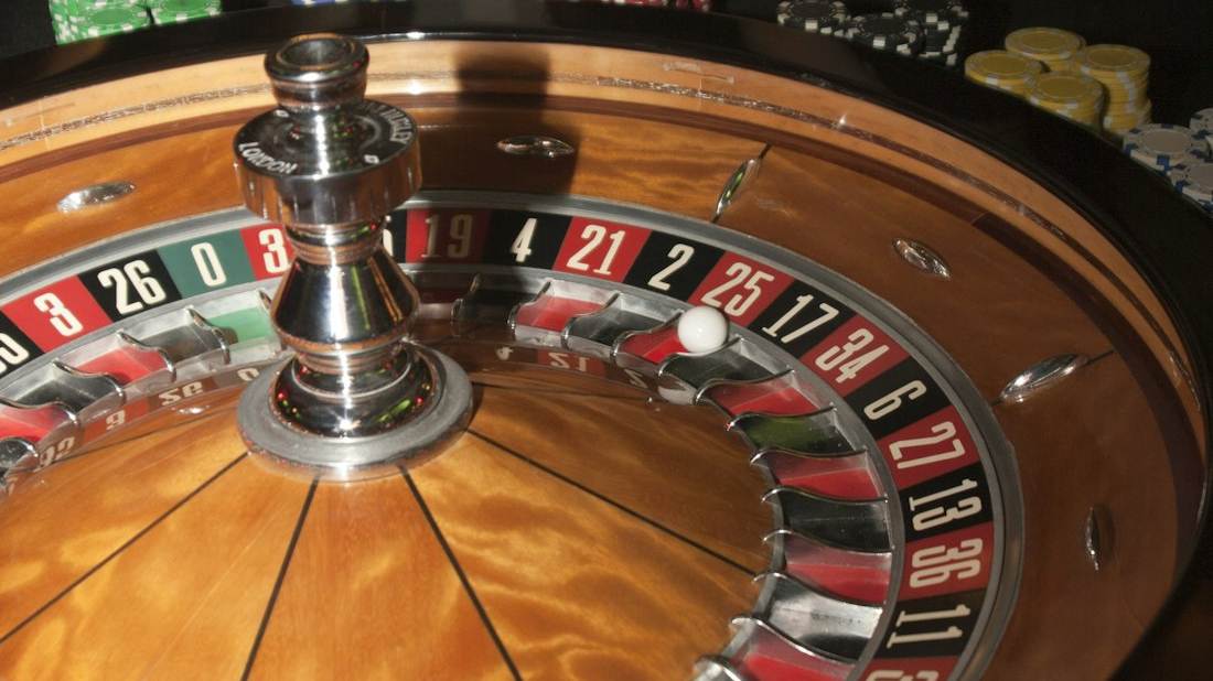 Roda roulette diperlihatkan dari dekat