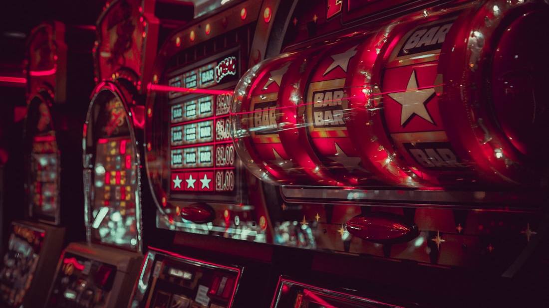 Mesin slot dengan lampu merah menyala di area permainan