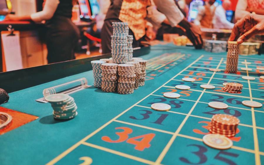 Meja roulette dengan angka dan tumpukan chip