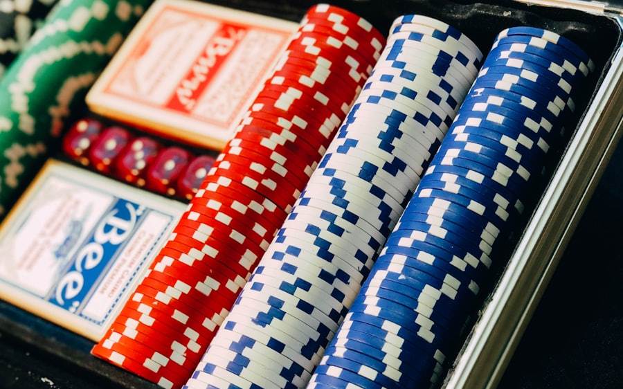 Meja poker dengan kartu remi dan chip