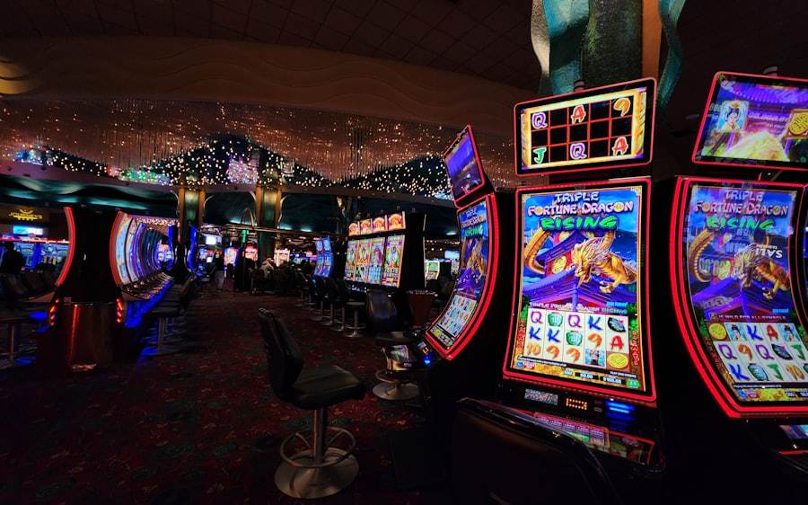 Mesin slot dengan lampu merah dan biru yang menyala