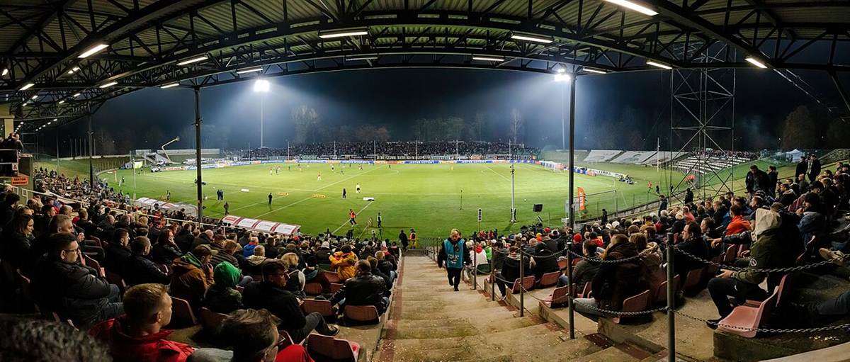 Pertandingan sepak bola malam hari di stadion