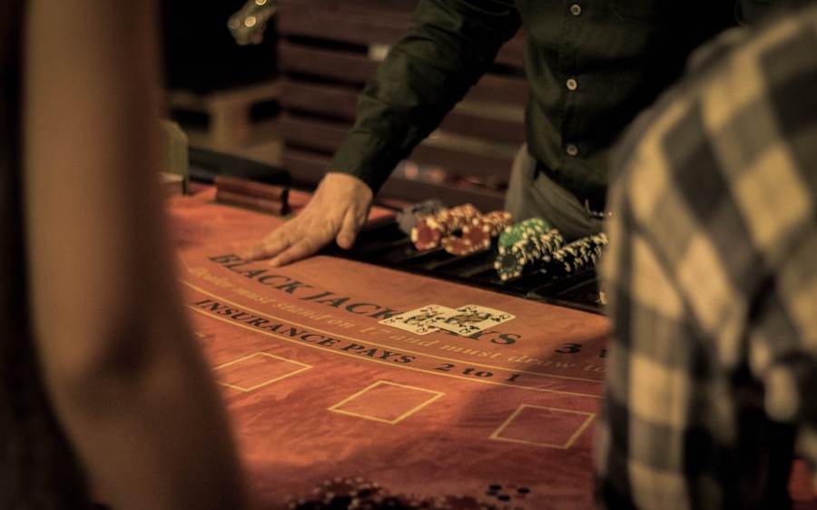 Chip permainan tersusun di atas meja kain hijau